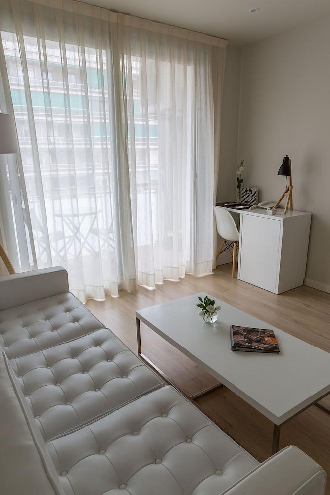 Apartamentos Turisticos Madanis โอสปิตาเล็ต เดอ โยเบรกัต ภายนอก รูปภาพ